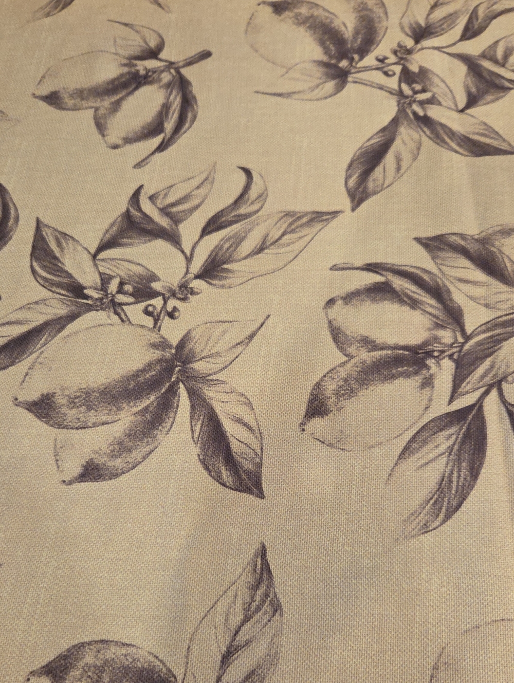 Floral Lemon Print No Iron Tablecloth In Excellent Condition. 60x120